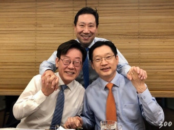 양정철·김경수·이재명 전격회동 …'어깨동무'·'미소'
