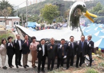 캠코, 지역경제 활성화 돕는다…부산 만덕민속오리마을에 조형물