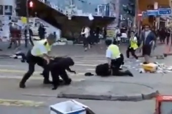 홍콩 시위대, 경찰이 쏜 총에 맞아… 영상에도 담겨