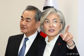[사진]이야기하는 강경화-왕이