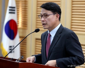 [사진]한국당 원내대표 출마 선언하는 윤상현