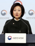 [사진]경북 규제자유특구 배터리 리사이클 사업 설명하는 박영선 장관