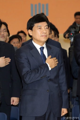 [사진]국민의례하는 이성윤 신임 서울중앙지검장