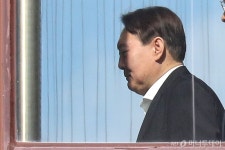[사진]점심 식사 위해 이동하는 윤석열