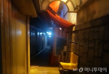 [르포]마스크 끼고 호객하는 미아리텍사스, 손님 뜸하냐 물으니…