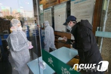 [속보]신종코로나, 중국내 누적 확진자 3만7198명, 사망 811명