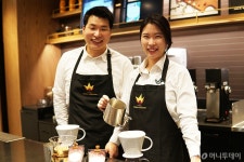 스타벅스 1.7만 바리스타를 대표할 커피대사 2인 누구?