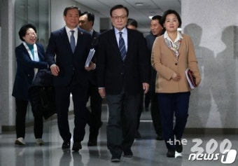 '안철수' 이름 급히 뺀 민주당…고발 취소 해명도 논란