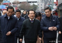 정세균 손님 적어 편하겠다 그간 벌어놓은 돈으로 버텨라 구설수