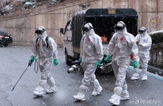 발칵 뒤집힌 방역당국, 감염원 불명 첫 환자 나왔다(종합)