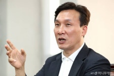 현역 의원 제치고 18년 만에 3선 도전…김민석 누구?