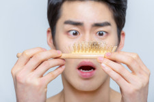 머리 감을 때 두피 박박 긁으면…탈모 위험