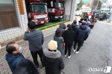 마스크 2시 판매인데…시골 우체국 앞 아침부터 빗속 대기