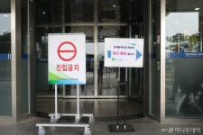 일주일째 100명대서 줄지않는 신규 확진자, 원인은…
