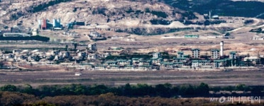 [사진]적막 흐르는 북한 기정동 마을