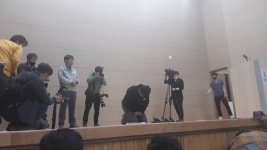 죄송 무릎 사과 뒤 기절, 구급차 타고 떠나버린 시공사 대표
