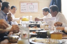 1일 연차 취소한 문대통령, 靑 근처 곰탕집 찾은 이유는?