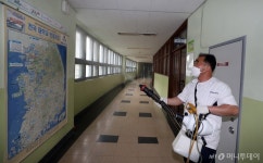 [사진]고3 개학 앞두고 방역 철저