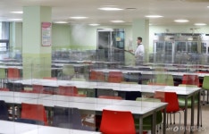 [사진]개학 앞두고 학교 식당 방역