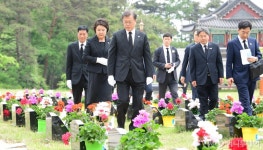 [사진]5·18민주묘지 제2묘역 찾은 문 대통령