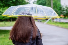 비 올때 머리하면 안 된다는 말 사실인가요? 옛날 얘기