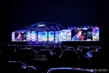 車서 뮤지컬을?..코로나 뚫은 현대차 드라이브 스루 콘서트