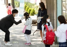 초1 첫 등교날, 엄마들은 마스크 벗지마 신신당부
