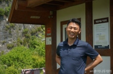 [함께하는 마을]원빈도 나영석도 사로잡은 마을 유명세보단…