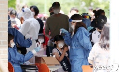 코로나 검사 받고 시장·약국·마트 간 확진자