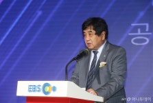 EBS 20주년 한류스타 펭수 추어올린 방통위원장