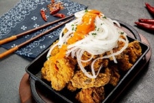 투존치킨 ‘앵그리 어니언 치킨’, 어니언치킨의 신(辛)세계 선보여