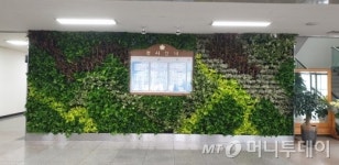 안양시, 시청사·시의회청사 로비에 입면녹화 조성