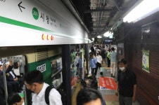 지하철 2호선 서울대입구역 2명 코로나19 확진… 31명 격리