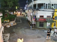 홍대 ‘불금’ 대신 ‘코로나 공포’만…술집 손님 1명도 없었다