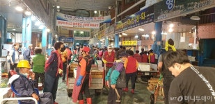 싱싱한 수산물 위판으로 활력이 넘치는 여수 중앙 선어시장