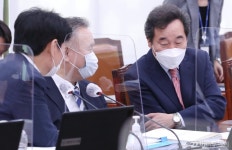 [사진]의원들과 이야기하는 이낙연 대표