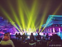 상공 50m로 날아가며 노래하는 소리꾼…전통극의 ‘화려한 변신’