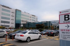 탈LCD 적자 끝 보인다…세계 1위 디스플레이의 귀환