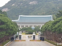 文대통령이 윤석열에게 메신저 보내?…靑 확인 불가