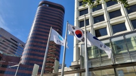 [사진]태평로 삼성 본관에 걸려 있는 삼성 조기