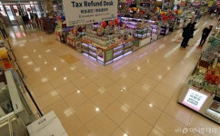 [단독]대형마트 우린 필수시설, 3단계에도 문열어야…정부 긍정 검토