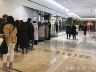 샤넬 대기만 170명…확진자 1000명에도 4시간 줄 선다
