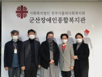 군산대 가톨릭 교수회, 연말 이웃돕기 성금 전달