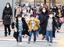 [사진]등교하는 초등학생들