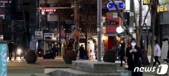 신촌 버스킹 구경하는 여성 보며 음란행위 20대男, 벌금형