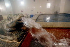 사람 그리워 목욕탕 찾은 노인들…집합금지만 답은 아니다