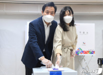 처가 의혹 정면돌파?…부인과 함께 사전투표장 나타난 오세훈