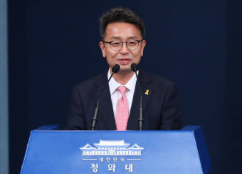 文대통령, 정무수석 이철희·사회수석 이태한 등 靑인적쇄신 단행