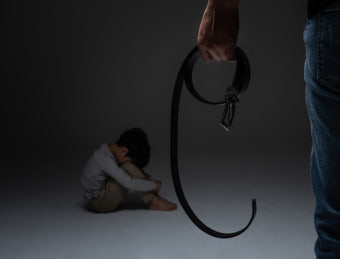 7살 아들 숨질 때까지 허리띠로 채찍질… '인면수심' 칠레 엄마