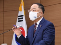 홍남기 비트코인은 통화 아냐...내년부터 세금은 걷는다